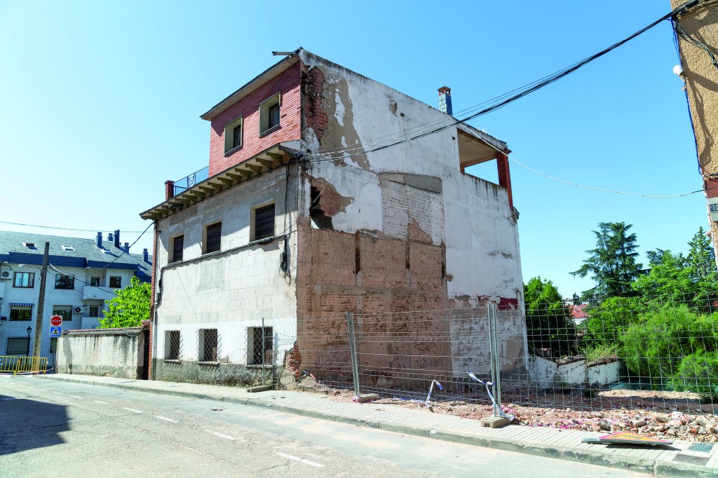 El Chalet “El Liberal” propiedad del Ayuntamiento amenaza ruina desde hace meses, lo que obligó a cerrar la calle Travesía de Santa Ana. Nada se ha hecho.   